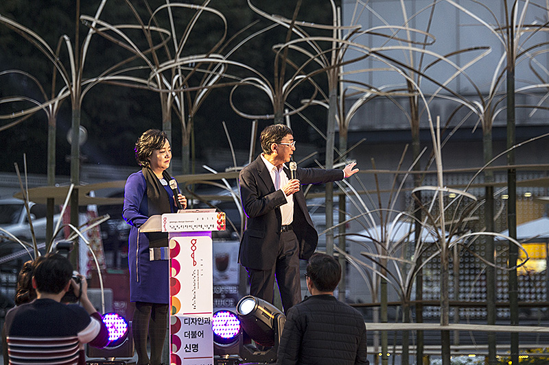开幕式上，伊东丰雄介绍了自己为本届双年展设计的竹装置《Rinbu》，意为“舞动的圆环”，希望忙碌的人们能在这一公共空间中感受到忙里偷闲的一丝闲暇时光。