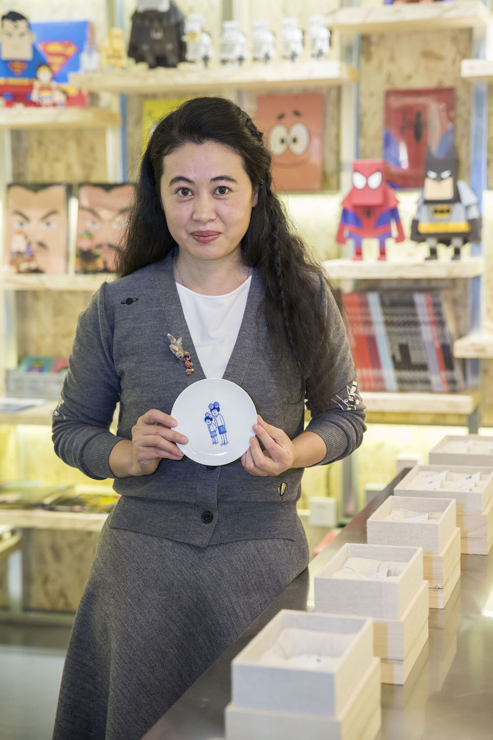艺术家邓英与自己的陶瓷作品合影01