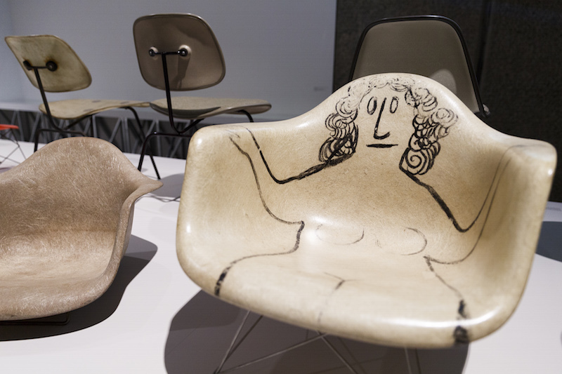 现场展出了1950年插画大师索尔·斯坦伯格（Saul Steinberg）拜访伊姆斯夫妇的901号工作室时，在客厅扶椅（LAR Chair）上的即兴创作。