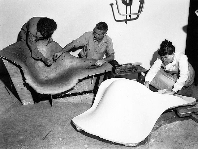 查尔斯与瑞制作La Chaise