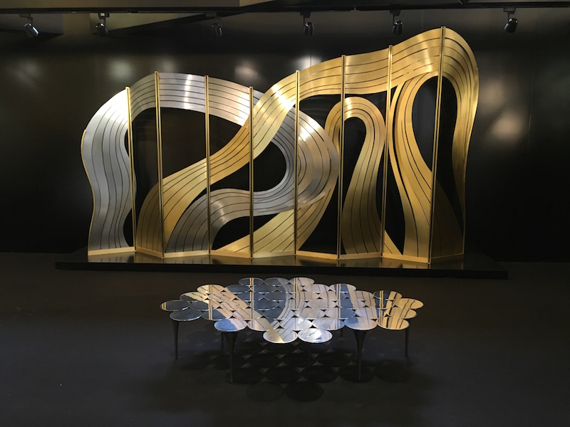 CALLIGRAPHIE III由阿尔及利亚珠宝艺术家Taher Chemirik设计，这件屏风全部由手工打造，流畅的节奏感将黄铜和钢这两种材质的冰冷、坚硬转化为缎带一般的柔软。