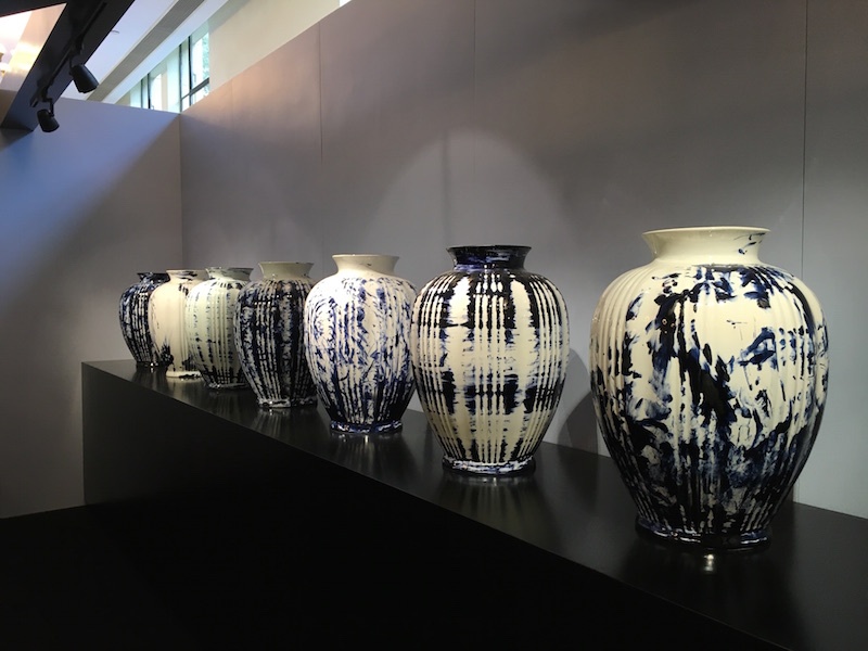 作为设计界最不安于现状的设计师，Marcel Wanders去年的设计上海展出了他的代尔夫特蓝吊灯。我们也曾在往期文章中介绍过“代尔夫特蓝”这种已有300多年历史的荷兰国宝级工艺。今年Curated Space则带来了一组由Wanders操刀的最新代尔夫特蓝器皿。