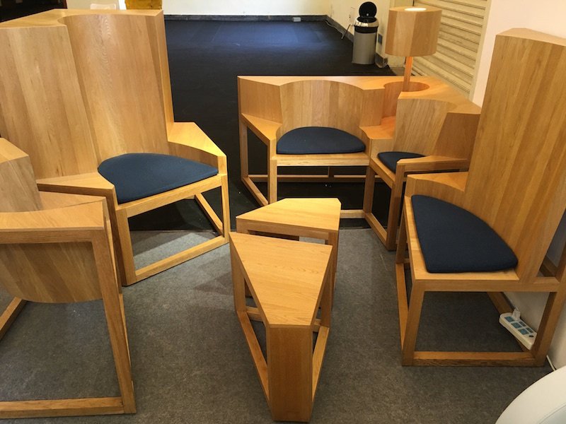 建筑师李兴钢设计的聚落坐具和茶几组合，灵感来源于内蒙草原高低错落的房子。