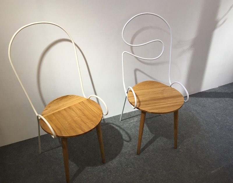 L椅有意设定了两种材料，象征各自与身体的关系，以及材料自身的特性，由大舍建筑主持建筑师柳亦春设计。