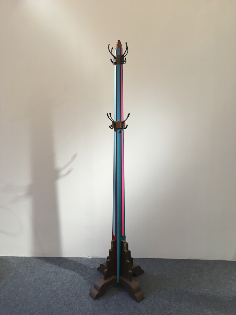 刘毅的“补丁计划”之彩光塔是一件30年代上海Art Deco风格的老式衣架，设计师保留了局部的细节设计并通过赋予其塔状的建筑美感显现当代化的视觉语境。
