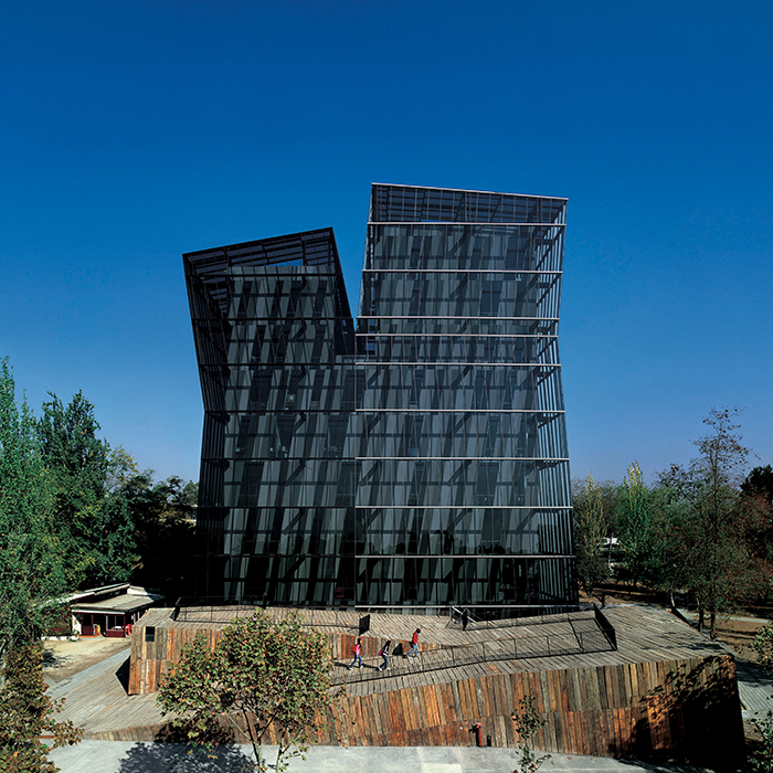 智利天主教大学连体塔楼，2005年，圣华金校区 ，智利圣地亚哥，大学教室和办公室。摄影 / Cristobal Palma