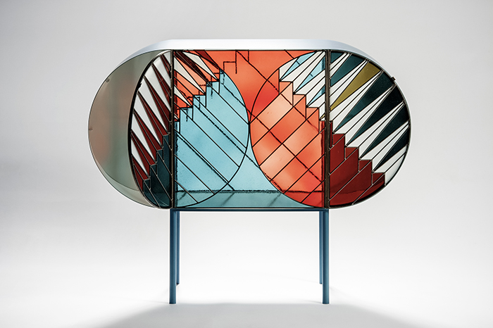 Credenza在意大利语中既指碗柜也可指代一个人的信仰，在2016年米兰设计周中大放异彩。它受到艺术家格哈德·里希特（Gerhard Richter）2007年为德国科隆教堂的窗户创作的镶嵌画《4900种颜色》（4900 Farben）的启发，材质上延续了帕特里夏近年来对彩色玻璃的运用，采用意大利传承千年的玻璃手工艺，将摩登的设计语言、艺术的当代性和宗教、教堂的精神性元素糅为一体。
